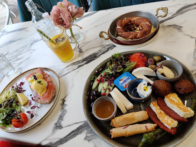 Deluna Cafe
