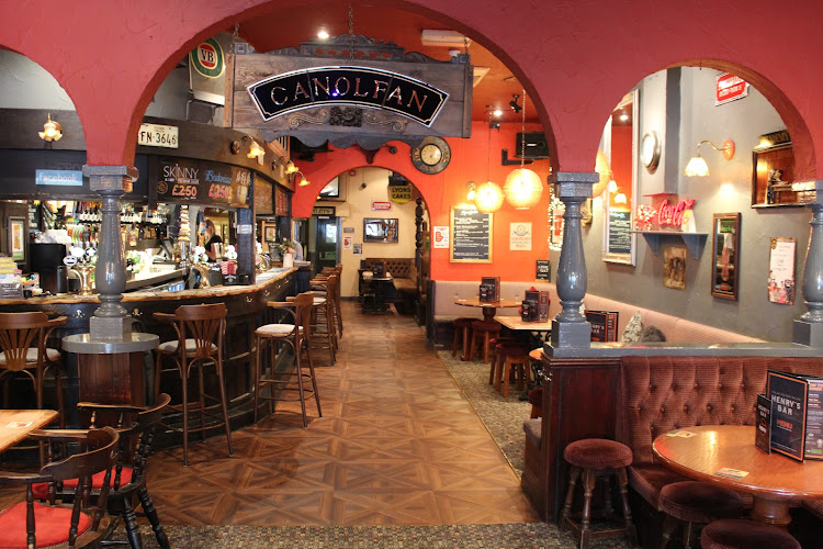 Henry’s Bar