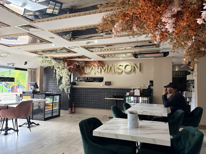 La Maison Cafe I Breakfast I Brunch I Coffee I Mocktails I Desserts I French Toast I Live Football