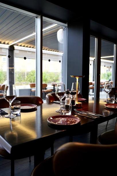 Roca Restaurant & Lounge