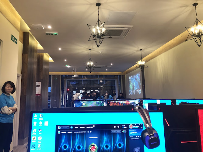 SideQuest Gamers Hub & Yi Fang (Charing Cross) 网咖奶茶 — London