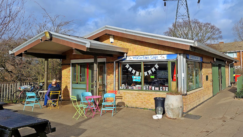 Stonebridge Lock Waterside Cafe (Dog friendly)
