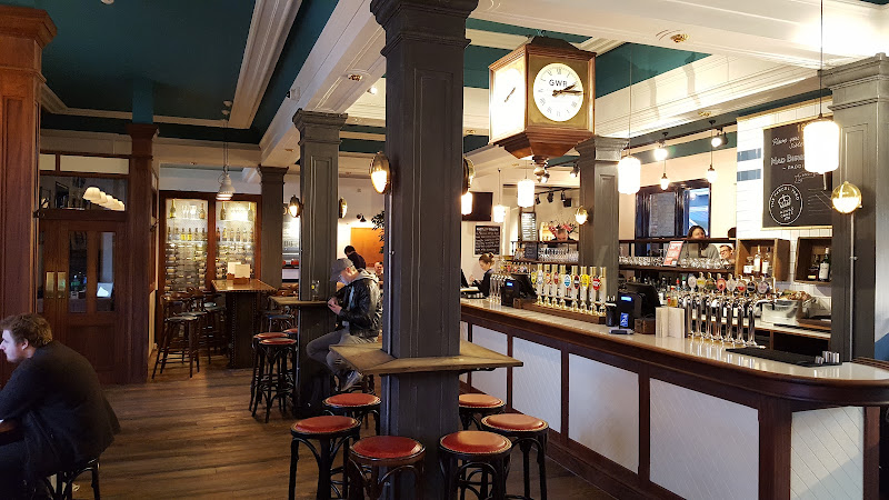 The Three Guineas, Reading
