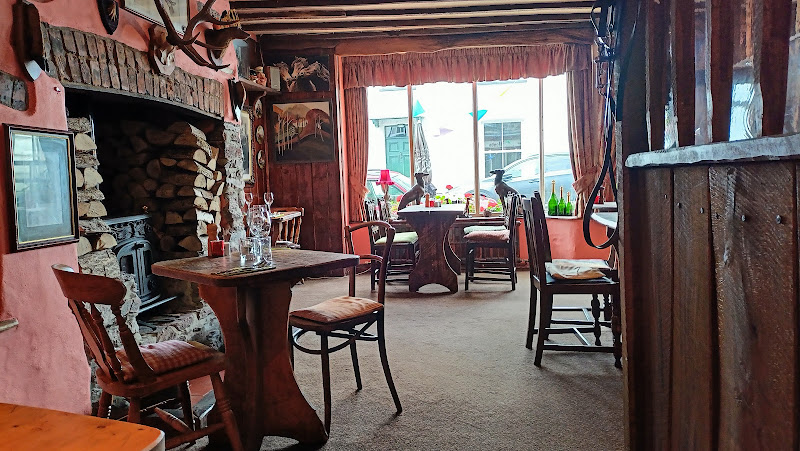 Woods Bar & Restaurant — Dulverton